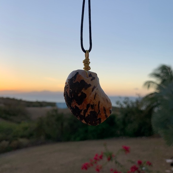 Calico sea tumbled shell necklace - Picture 4 of 4